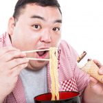 大食いをする肥満の男性